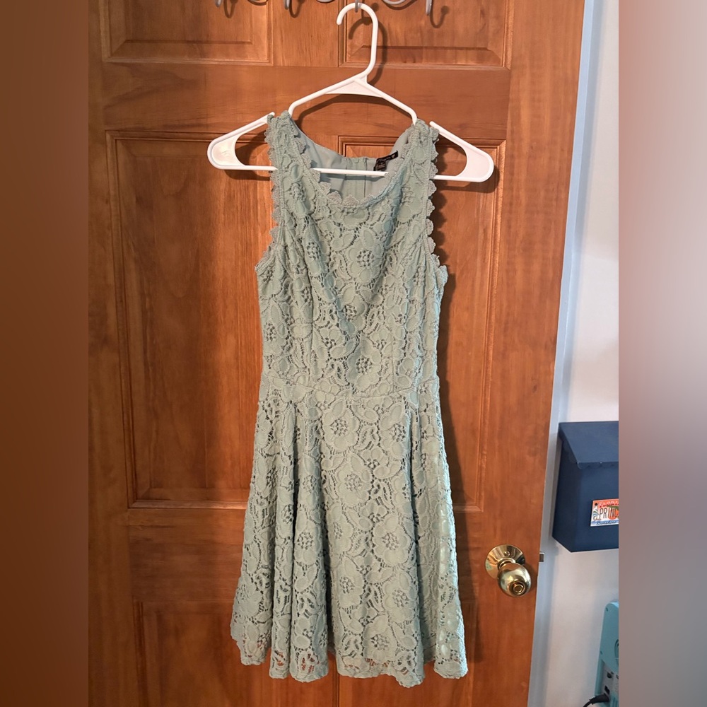 Elegant Lace Sleeveless Dress